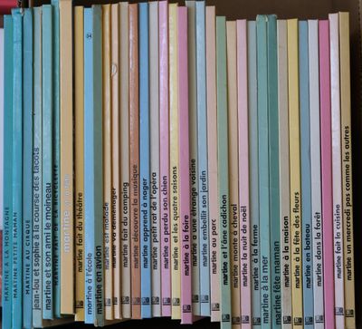 un grand nombre de livres empilés sur une étagère