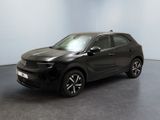 Une voiture noire est garée dans une pièce au sol gris.