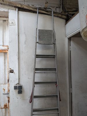 une échelle adossée au mur d'une pièce
