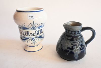 deux vases posés l'un à côté de l'autre sur une table