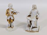 deux figurines en porcelaine représentant un homme jouant du violon et une femme assise sur une chaise