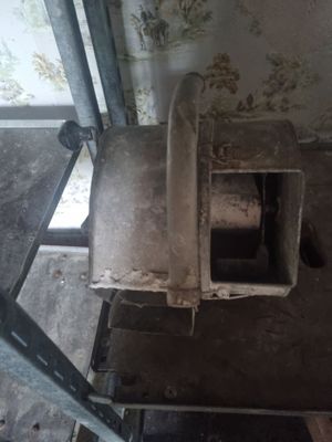 une vieille machine qui traîne dans une pièce