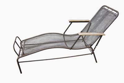 un fauteuil de salon en métal avec une assise et des accoudoirs en bois