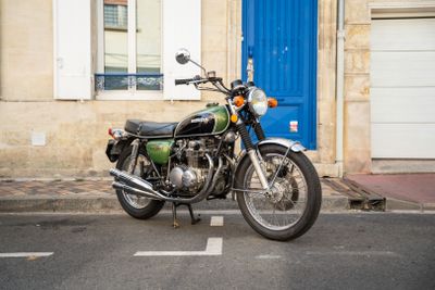 une moto garée devant une porte bleue
