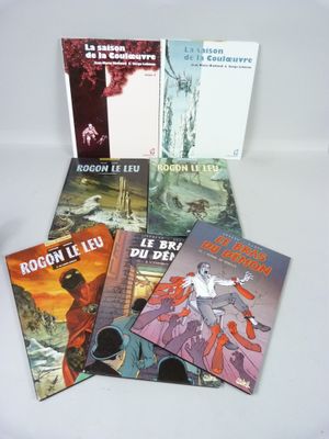 plusieurs livres sur une table blanche avec un fond blanc
