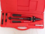 une image représentant un ensemble d'outils dans un coffret rouge posé sur une surface blanche