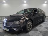 la voiture noire est garée sur un sol en damier dans le garage