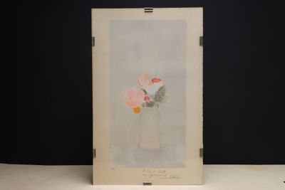 tableau représentant des fleurs roses dans un vase blanc posé sur une table