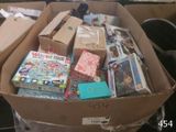 une boîte en carton contenant de nombreux objets divers
