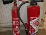 deux extincteurs placés l'un à côté de l'autre sur le sol