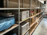 de nombreuses étagères sur lesquelles sont posées des cartons dans un entrepôt