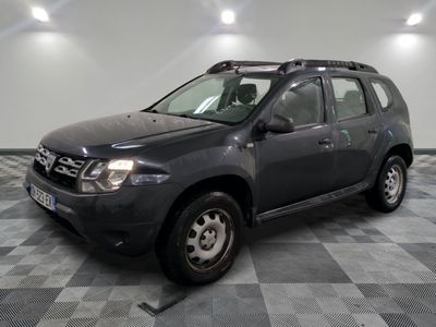 la photo d'une voiture grise garée dans un garage