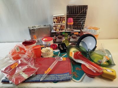 une table sur laquelle sont disposés tout un tas de plats