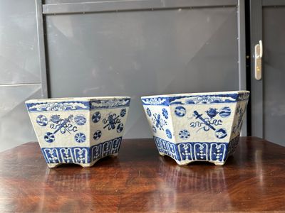 Paire de cache-pots en porcelaine émaillé à décor en camaïeu de bleu d - Photo 1