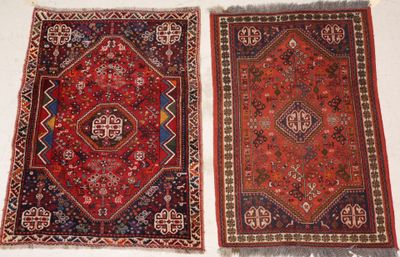 Deux Tapis en laine persan / shiraze à fond rouge à décor gé…
