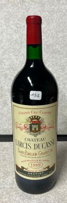 une bouteille de vin posée sur une table