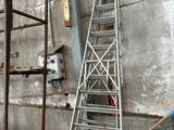 une échelle appuyée contre un mur dans un immeuble
