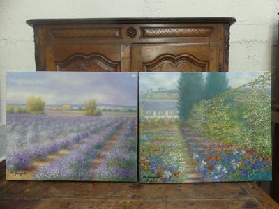 deux tableaux représentant des champs de lavande, posés sur une table en bois devant une commode