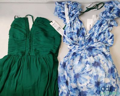 deux robes exposées sur une table
