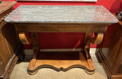 une petite table avec un plateau en marbre dans une pièce