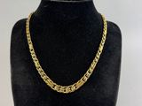 un collier à chaîne en or sur le cou d'un mannequin