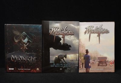 trois livres posés sur une table noire