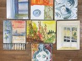 de nombreux tableaux accrochés au mur d'une pièce