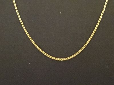 un collier à chaîne en or sur fond noir