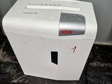 the paper shredder is sitting on the floor next to the wall