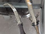 deux paires de couteaux argentés et noirs dans un coffret en verre