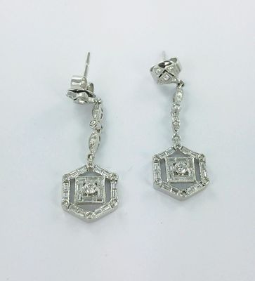 paire de boucles d'oreilles en diamant sur fond blanc