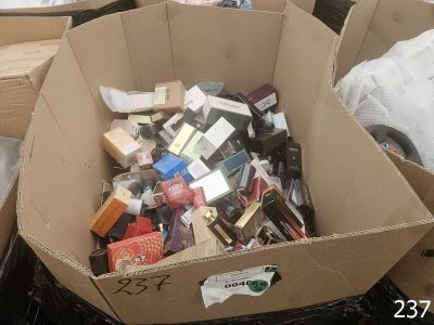 une boîte en carton remplie d'objets divers empilés les uns sur les autres