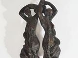 paire de figurines en bronze représentant deux femmes portant des paniers sur la tête