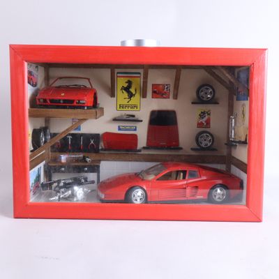 une petite voiture rouge dans une vitrine rouge
