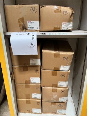 Les cartons sont empilés sur une étagère dans un local de stockage