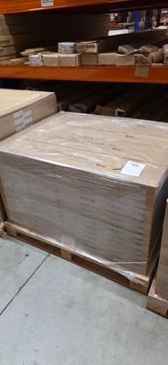 de nombreux cartons empilés sur le sol