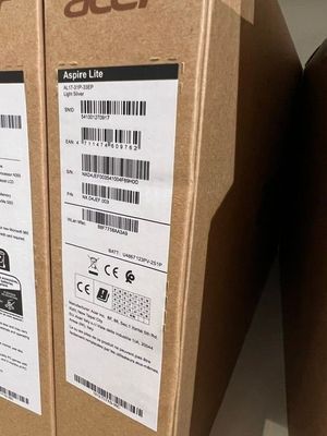 deux cartons de produits Apple sont empilés l'un sur l'autre