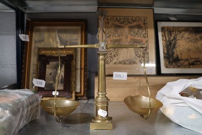 une balance posée sur une table dans une pièce