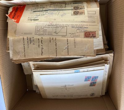 une boîte en carton remplie de courrier et d'un paquet de timbres