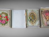 quatre petites cartes sur lesquelles figurent des images de femmes et de fleurs