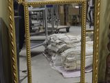 un miroir posé sur le sol d'une pièce