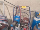 de nombreux types de bouteilles de gaz et de tuyaux éparpillés par terre