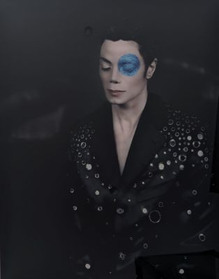 tableau représentant un homme en costume noir, le visage recouvert de peinture bleue