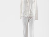 une photo d'un costume blanc et d'un pantalon sur un mannequin