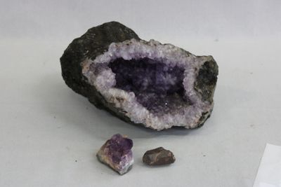 un morceau de roche sur lequel se trouve un cristal violet