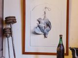 une photo d'une pièce avec une armoire et un tableau accroché au mur
