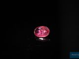 un diamant rose dans l'obscurité
