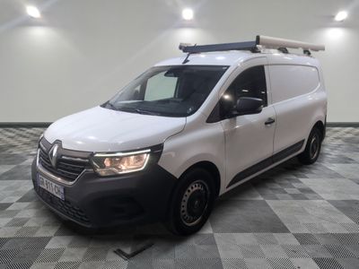 la camionnette blanche est garée sur le sol en damier d'une pièce