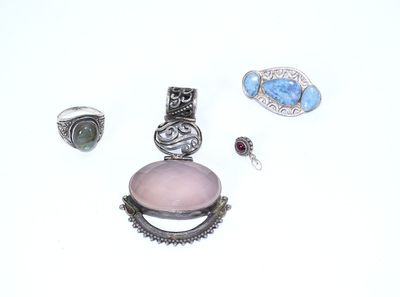 LOT DE BIJOUX en argent et pierres dures dont BROCHE en arge…