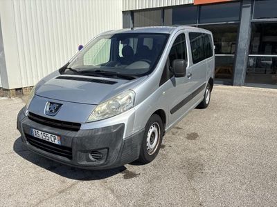 La camionnette argentée est garée devant un immeuble.